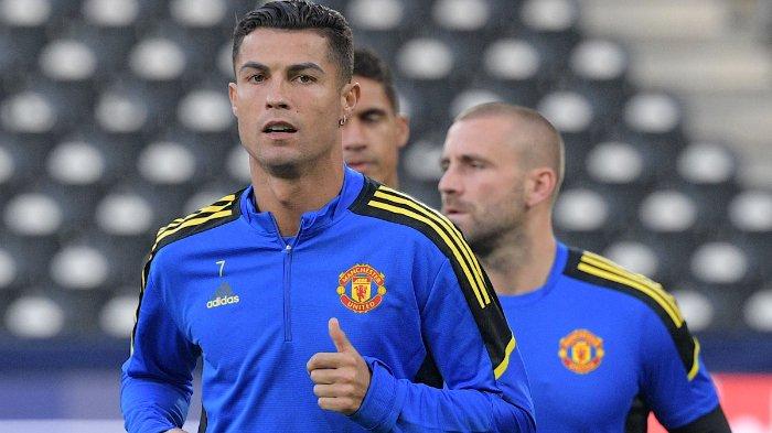Penyerang Portugal Manchester United Christiano Ronaldo mengambil bagian dalam sesi latihan menjelang pertandingan sepak bola Grup F Liga Champions UEFA antara Young Boys dan Manchester United di Bern, pada 13 September 2021.