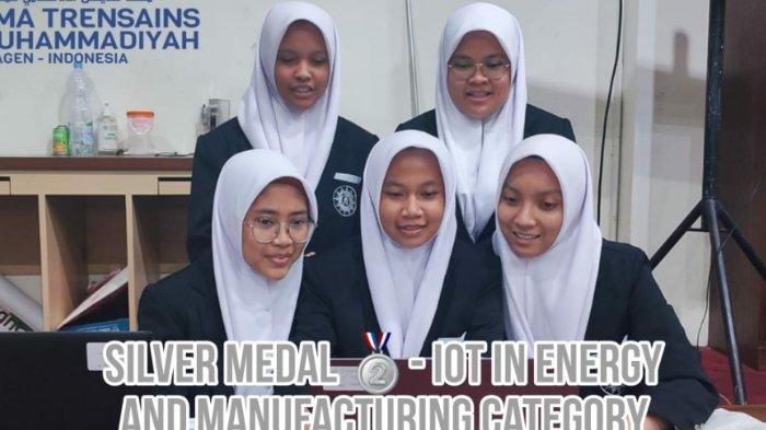 Para siswi SMA Trensains Muhammadiyah Sragen peraih medali perak pada ajang The 2nd Indonesia International IoT Olympiad (I3O) 2023, Selasa-Sabtu (13-17/6/2023).