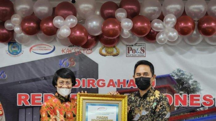 Saat Dirkrimum Polda Sulsel Kombes Pol Jamaluddin Farti mewakili Kapolda Sulsel menerima penghargaan dari Kak Seto Mulyadi.