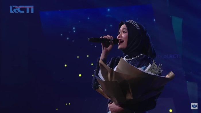 Salma Salsabil menyanyikan lagu Menghargai Kata Rindu di panggung Indonesian Idol 2023 pada Senin (22/5/2023).
