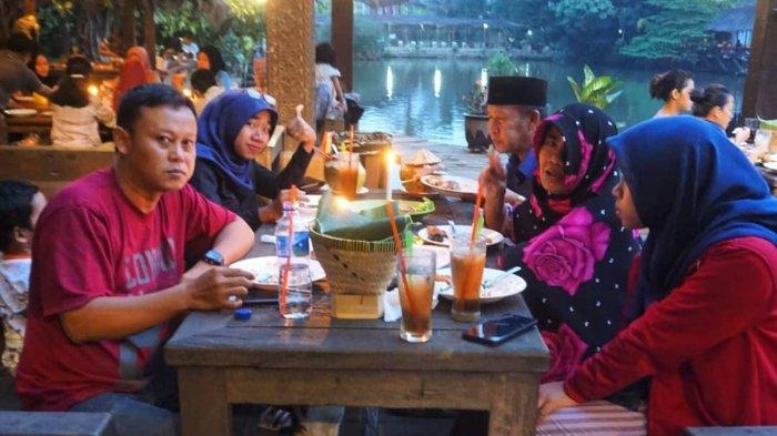 Saung Talaga, Depok, Jawa Barat.