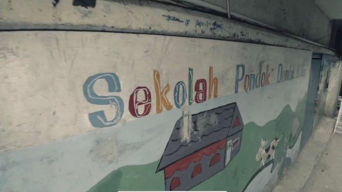 Sekolah Pondok Domba Kolong di kampung bawah kolong tol Angke, Jakbar
