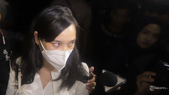 Selebgram Virly Virginia memberikan keterangan kepada awak media usai menjalani pemeriksaan di Polda Metro Jaya, Jakarta Selatan, Selasa (19/9/2023). Direktorat Reserse Kriminal Khusus Polda Metro Jaya memeriksa Virly Virginia sebagai saksi pada kasus rumah produksi film porno.