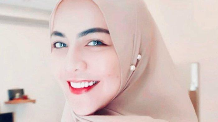 Senyum Ratu Rizky Nabila dengan balutan hijab berwarna cream