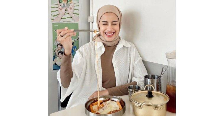 Pengunjung sedang menikmati hidangan di Seoulscent, Malang, Jawa Timur.