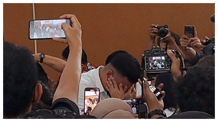 Shane Lukas menangis di ruang sidang Penganilan Negeri Jakarta Selatan, Kamis, (9/7/2023).