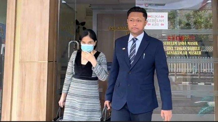 Saat Korban Silvia Yap meninggalkan Gedung SPKT Mapolda Jatim bersama kuasa hukumnya.