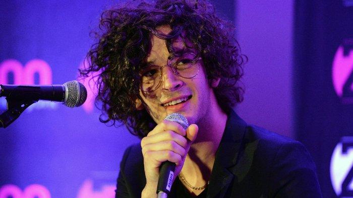 NEW YORK, NY - 17 Mei: Matty Healy dari The 1975 tampil di The Empire State Building pada 17 Mei 2016 di New York City. Slaven Vlasic/Getty Images/AFP