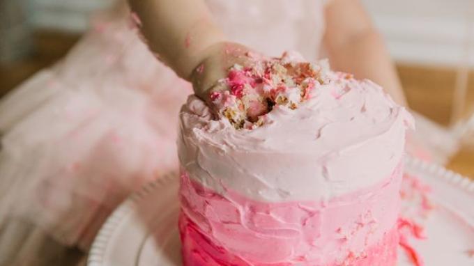 Kue Ulang Tahun. Smash cake tidak dirancang untuk dimakan