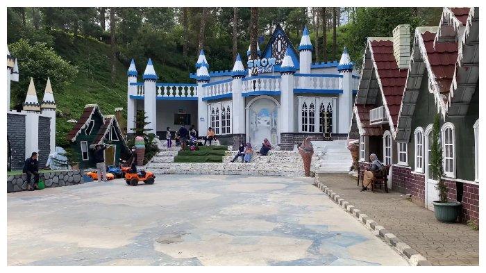 Wahana Snow Park di Wisata The Lawu Park.