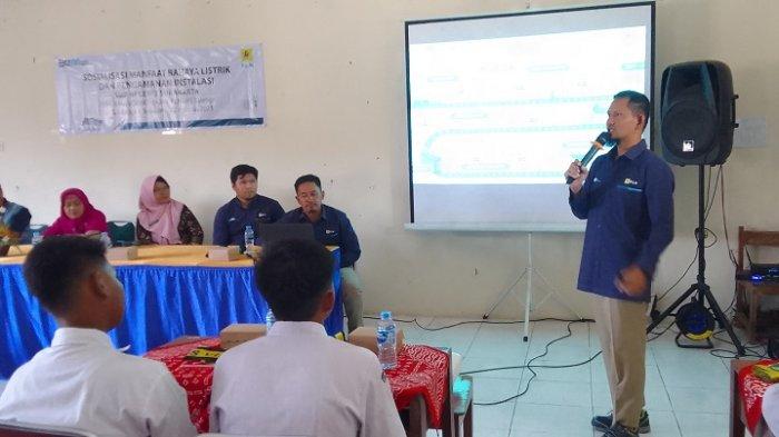 Yodisefa, Team Leader K3L ULTG Surakarta, dalam Sosialisasi Manfaat Bahaya Listrik dan Pengamanan Instalasi di SMPN Negeri 3 Surakarta, Selasa 22 Agustus 2023