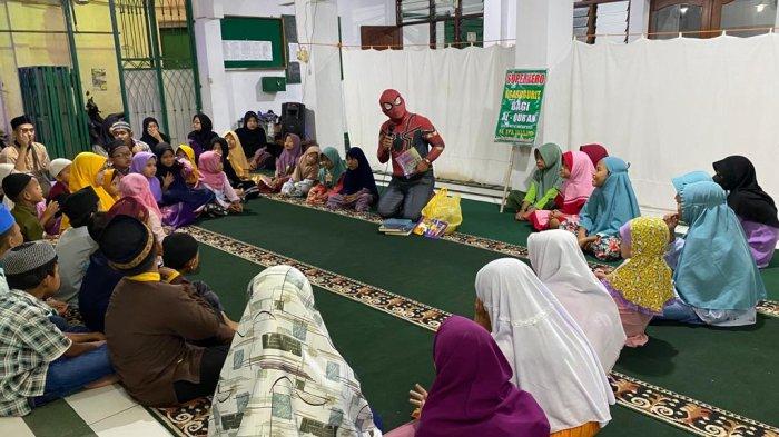 Agus Widanarko alias Danar berkostum 