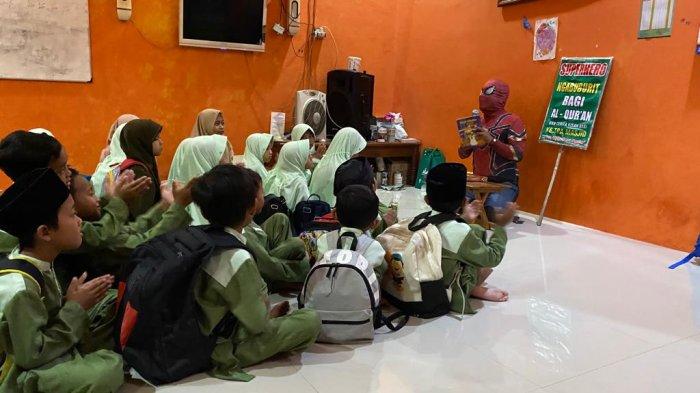 Agus Widanarko alias Danar berkostum 