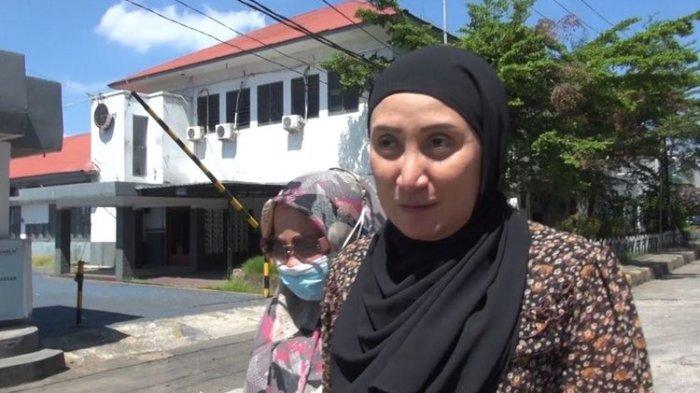 Suarnati Dg Kanang (Pakai Kacamata) didampingi kerabatnya saat diperiksa Bea Cukai, Senin (10/7/2023)