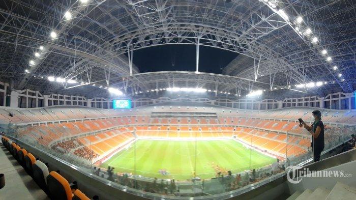 Suasana Jakarta International Stadium (JIS) di Jakarta Utara dari sisi tribun penonton, Selasa (19/4/2022) malam. Stadion megah milik warga Jakarta ini telah diresmikan penggunaannya oleh Gubernur DKI Jakarta, Anies Baswedan dengan menggelar ajang sepak bola International Youth Championship.