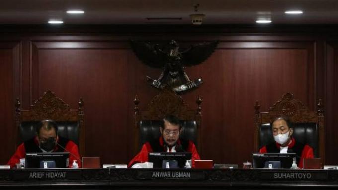 Ketua Mahkamah Konstitusi Anwar Usman (tengah) membacakan putusan.