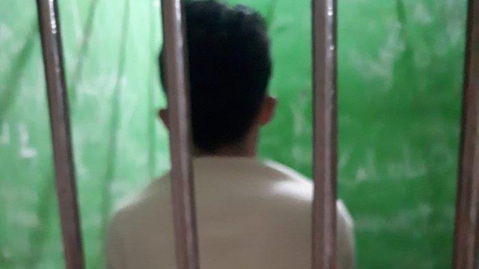 AT alias Abdi Toisuta, anak Ketua DPRD Ambon ditetapkan sebagai tersangka kasus penganiayaan yang menewaskan seorang pelajar berusia 15 tahun berinisial RSS. Ibu pelaku AT, Ely Toisutta yang juga Ketua DPRD Kota Ambon menyerahkan semua proses hukum kasus yang menjerat putranya itu kepada aparat penegak hukum.