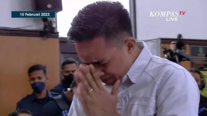 Richard Eliezer alias Bharada E menahan tangis saat mendengar putusan majelis hakim yang memvonis 1,5 tahun penjara, Rabu (15/2/2023).