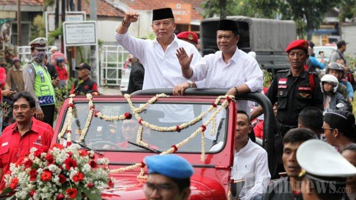Pasangan bakal calon gubernur dan wakil gubernur Jawa Barat 2018, TB Hasanuddin dan Anton Charliyan naik Jeep saat akan mendaftar ke Kantor Komisi Pemilihan Umum (KPU) Provinsi Jawa Barat di Jalan Garut, Kota Bandung, Rabu (10/1/2018). Pasangan yang diusung PDI Perjuangan ini sebagai pasangan terakhir yang mendaftar ke KPU sebagai calon gubernur dan wakil gubernur Jawa Barat untuk Pilkada Jabar 2018. (TRIBUN JABAR/GANI KURNIAWAN)