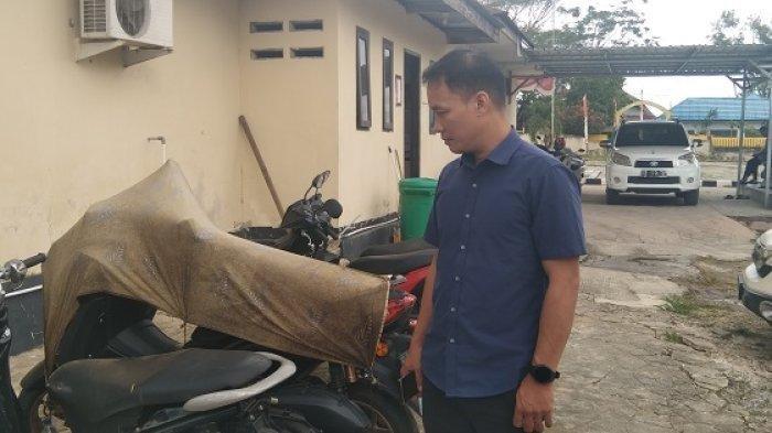 Peristiwa pencurian solar terjadi di Jl PDAM, Kelurahan Rahandoun,a Kecamatan Poasia, Kota Kendari ,Sulawesi Tenggara (Sultra), Senin (31/7/2023). Pelaku berhasil kabur, namun polisi mengamankan motor yang dipakai pelaku untuk melancarkan aksinya.