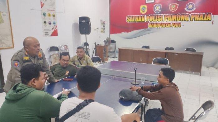 Pengemis yang videonya viral diinterogasi oleh petugas Satpol PP Pati, Selasa (4/7/2023).