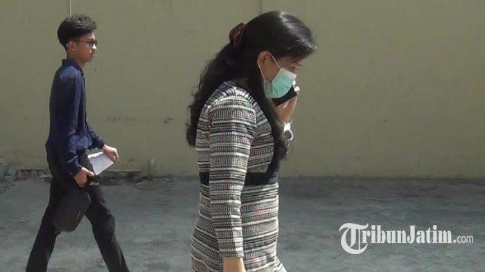 Saat Korban Silvia Yap meninggalkan Gedung SPKT Mapolda Jatim usai melaporkan uang tabungan Rp1,4 Miliar raib setelah mengeklik undangan pernikahan berformat APK di WhatsApp