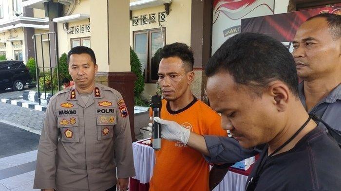 Kapolres Klaten, AKBP Warsono (kiri) didampingi Kasat Reskrim, AKP Lanang Teguh Pambudi (Tengah) dan Kasi Humas, Iptu Abdillah saat menunjukkan tersangka kasus pembunuhan perempuan di Manisrenggo Klaten, saat konferensi pers di Mapolres setempat, Kamis (22/6/2023). Turah merasa sakit hati karena dituduh telah mencuri uang korban sebesar Rp 20 ribu.