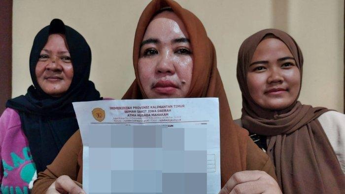 Tim Reaksi Cepat Perlindungan Perempuan dan Anak (TRC-PPA) Kaltim saat menunjukan hasil tes urine dari bocah tiga tahun yang diduga dicekoki air bercampur sabu, Jumat (9/6/2023) lalu.