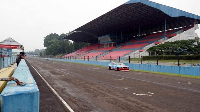 SIRKUIT SENTUL - Suasana sirkuit Sentul di Kabupaten Bogor, Jawa Barat, sebelum direnovasi untuk menjadi tuan rumah Moto GP musim 2017, Jumat (27/11/2015). Kalender balap di Sentul bakal ditiadakan mulai Mei 2016 guna pengerukan aspal baru. TRIBUNNEWS/REYNAS ABDILA