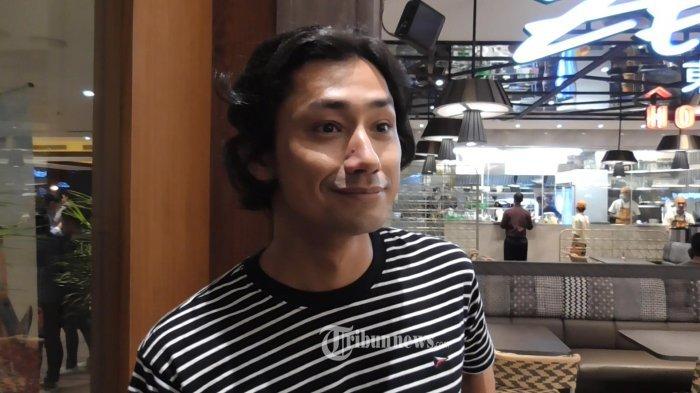 Aktor Revaldo menghadiri acara gala premier film Posesif di XXI Senayan City, Jalan Asia Afrika, Jakarta Selatan, Senin (16/10/2017). TRIBUNNEWS.COM/LENDY RAMADHAN