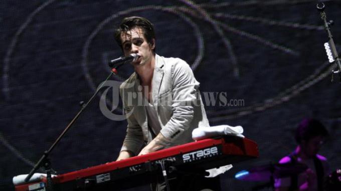 Vokalis Panic At The Disco, Brandon Urie, saat menggelar konsernya, di Stadion Utama Gelora Bung Karno, Jakarta, Selasa (29/9/2011). Panic At The Disco tampil dalam gelaran konser Big Wave, bersama Bad Religion dan Yellow Card malam ini.