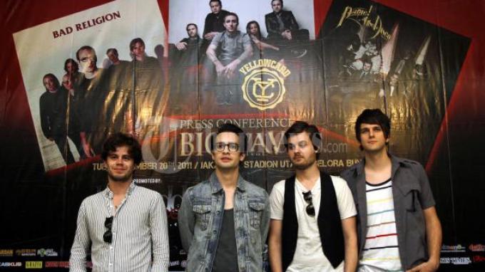 Personil Panic At The Disco, Ian Crawford, Dallon Weekes, Spencer Smith, dan Brandon Urie, saat melakukan sesi wawancara sebelum menggelar konsernya, di Stadion Utama Gelora Bung Karno, Selasa (29/9/2011). Panic At The Disco akan tampil dalam gelaran konser Big Wave, bersama Bad Religion dan Yellow Card di SUGBK Jakarta malam nanti.