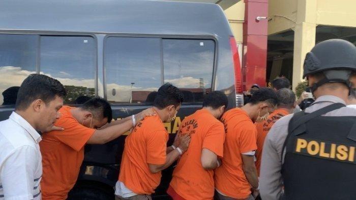 Sejumlah pelaku tindak pidana persetubuhan anak di bawah umur di Parigi Moutong telah ditahan di Rutan Polda Sulteng. Salah satu pelaku berstatus ASN dan bekerja sebagai guru SD di Parigi Moutong.