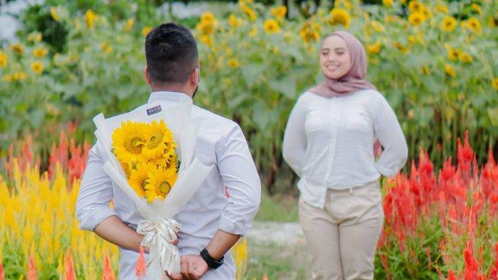 Foto prewedding di Taman Bunga Impian Okura, Pekanbaru, Riau.