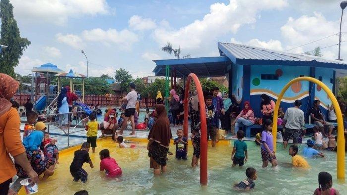 Ramainya pengunjung di Taman Ria Demak, Jepara, Jawa Tengah.