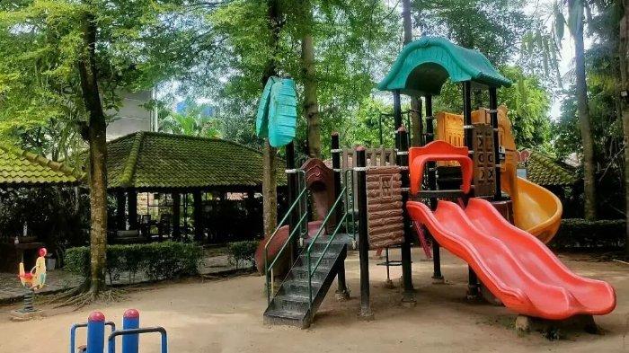 Area bermain di Taman Santap Rumah Kayu, Gading Serpong,Tangerang.