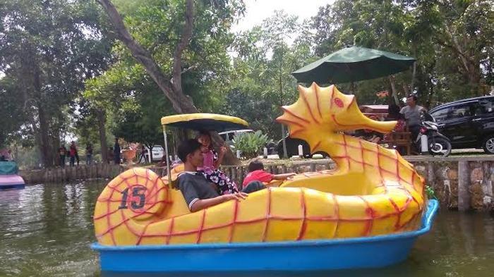 Wahana permainan di Taman Wisata Alam Mayang Pekanbaru.