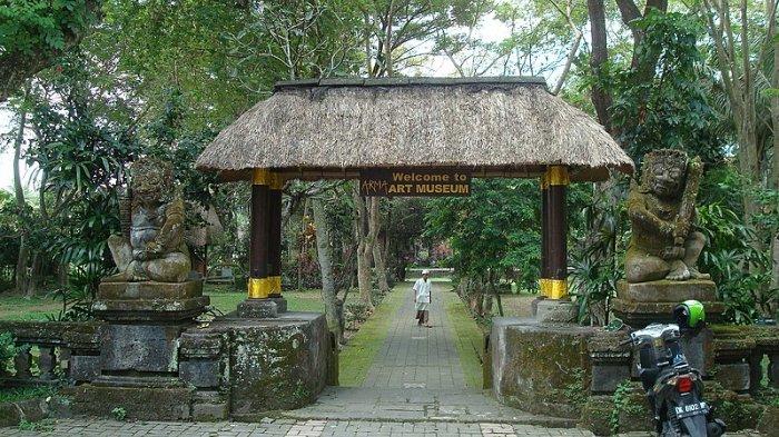 Taman di Museum Seni Agung Rai