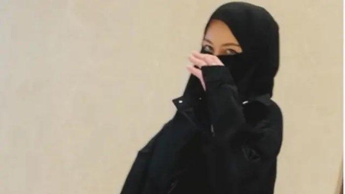 Tampilan terbaru Nabila dengan cadar hitamnya