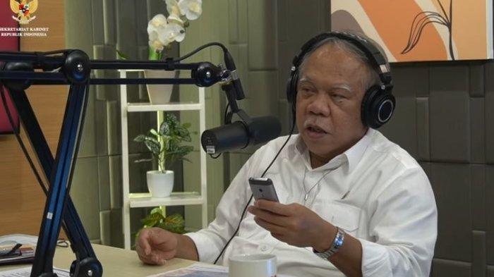 Menteri PUPR Basuki Hadimuljono saat menggenggam handphone jadulnya.