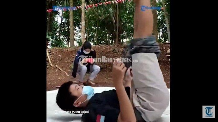 Lomba memakai celana tanpa tangan