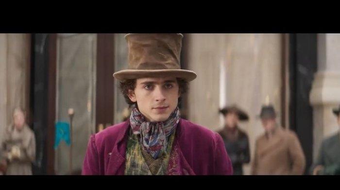 Aktor Timothee Chalamet terlihat menjadi Willy Wonka versi muda dalam trailer perdana film Wonka.