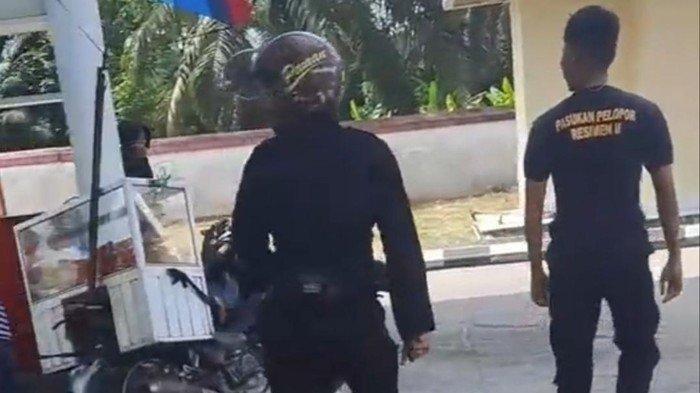 Fakta terbaru dari perselihan antara pengemudi Fortuner dan sopir truk di SPBU Indragiri Hulu, Provinsi Riau. Suami pengemudi Fortuner, Brigadir D telepon kantor dan istri sopir truk. Ada apa?