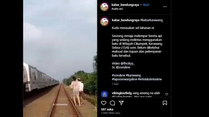 Tangkapan layar unggahan video yang memperlihatkan remaja melempari kereta api yang sedang melintas dengan batu.