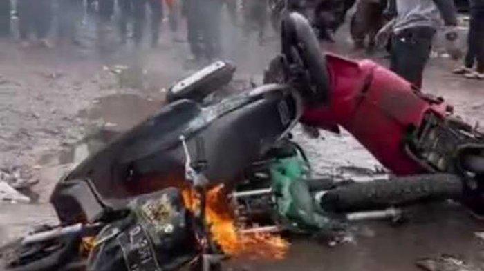 Kapolsek Ciwidey IPTU Anjar benarkan video viral yang memperlihatkan sejumlah orang membakar motor di Kampung Cai Ranca Upas Ciwidey Kabupaten Bandung, Jabar.