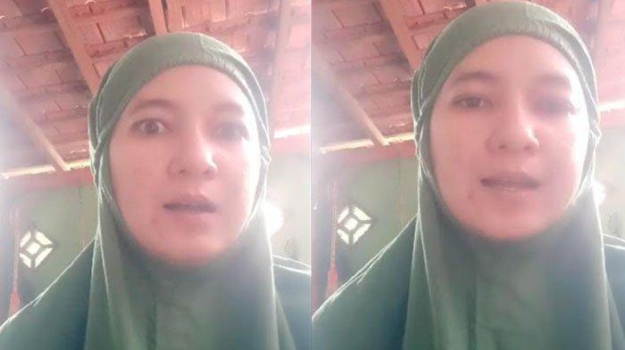 Tangkapan layar video viral emak-emak di Gresik protes ke Kapolri karena anaknya gagal ujian praktek SIM di Satlantas Polres Gresik sebanyak 13 kali.