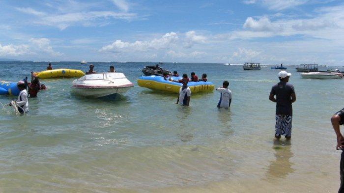 Suasana permainan wahana air di Tanjung Benoa.