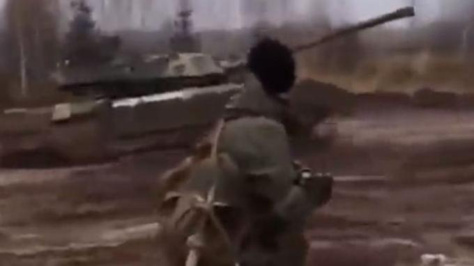 Tank sedang menjalani langkahnya di Ukraina