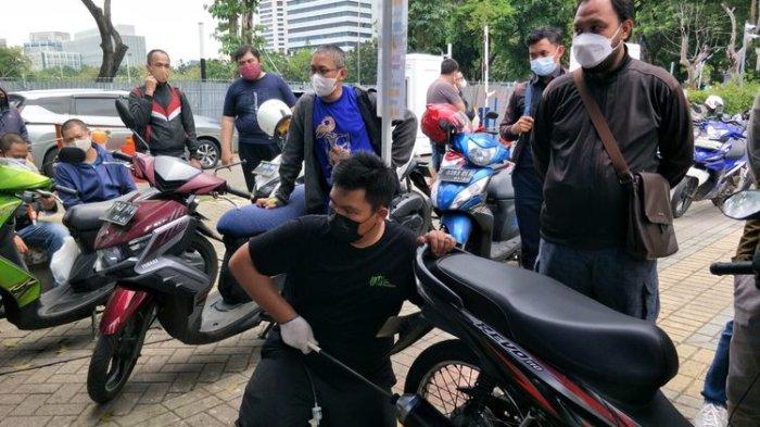 Teknisi Brolin Gultom sedang menguji emisi kendaraan bermotor di Lapangan Parkir IRTI Monas, Gambir, Jakarta Pusat pada Rabu (3/11/2021)