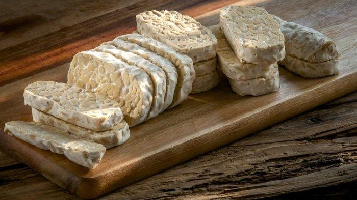 Ilustrasi tempe kedelai di atas nampan.